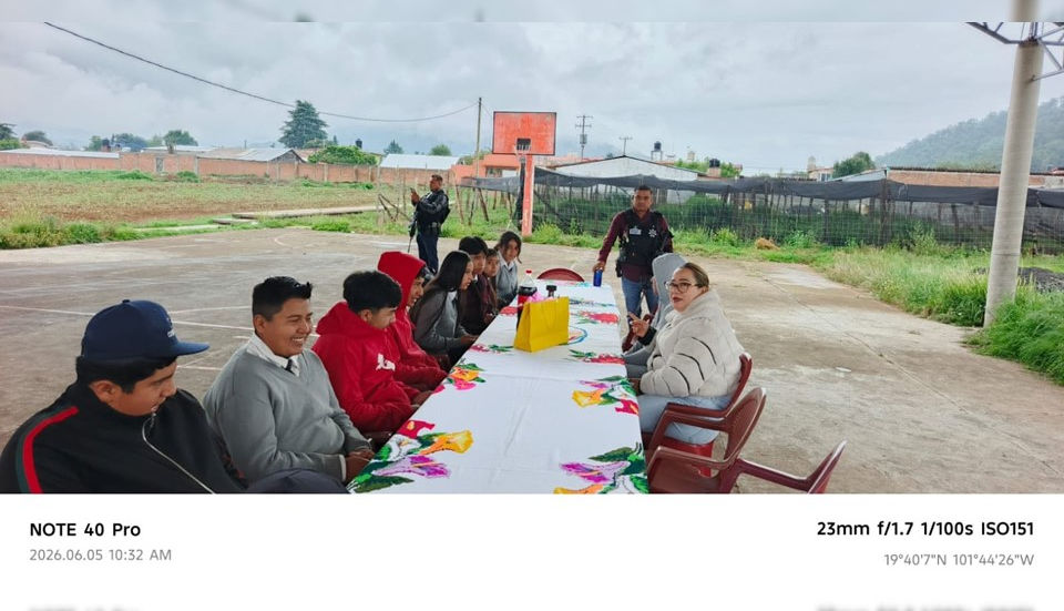 Presidenta de Erongarícuaro convive con estudiantes de telesecundaria en Zinciro