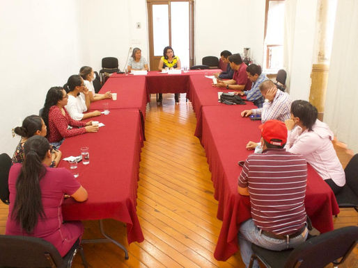 Diputada Eréndira Isauro escucha peticiones del personal del IMSS del distrito de Paracho