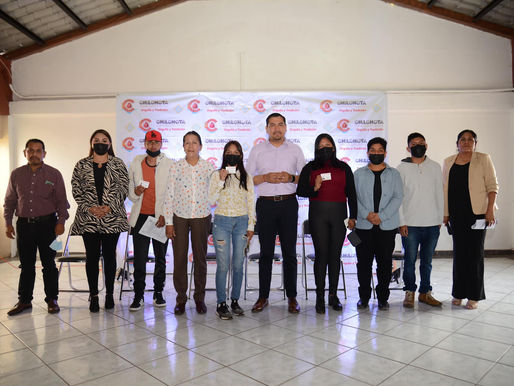 Alcalde Miguel Ramos hizo entrega de becas transporte para alumnos que estudian fuera