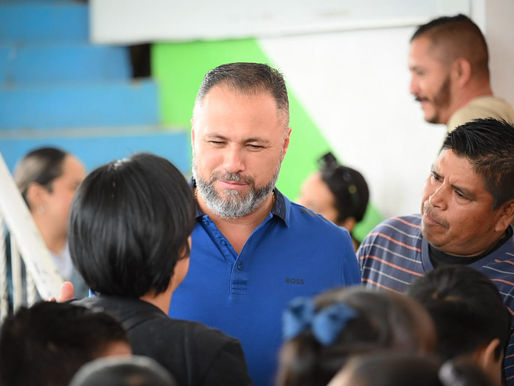 Con porras y aplausos, reciben al alcalde Luis Felipe León, en la escuela primaria Liberación
