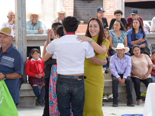 Presidenta de Jiménez Asiste a Graduación de Tres Escuelas en El Zapote