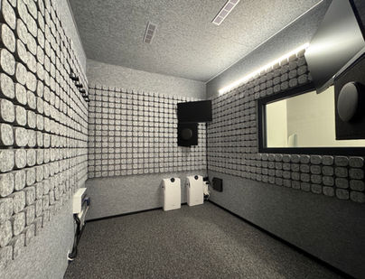 החדרים האקוסטיים של סטודיובריקס מותאמים לביצוע בדיקות שמיעה לילדים ומבוגרים