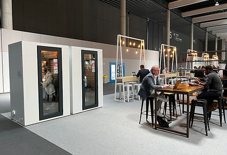 תא אקוסטי שקט לתערוכה