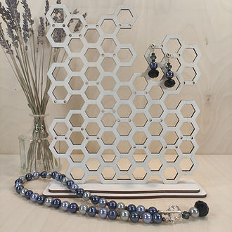 Mėlynos ir pilkos spalvų vėrinio ir auskarų perlamutrinis duetas.