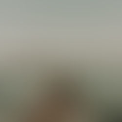 Ensaio infantil na praia da Figueira em Santa Catarina, criança brincando na areia em um dia de sol