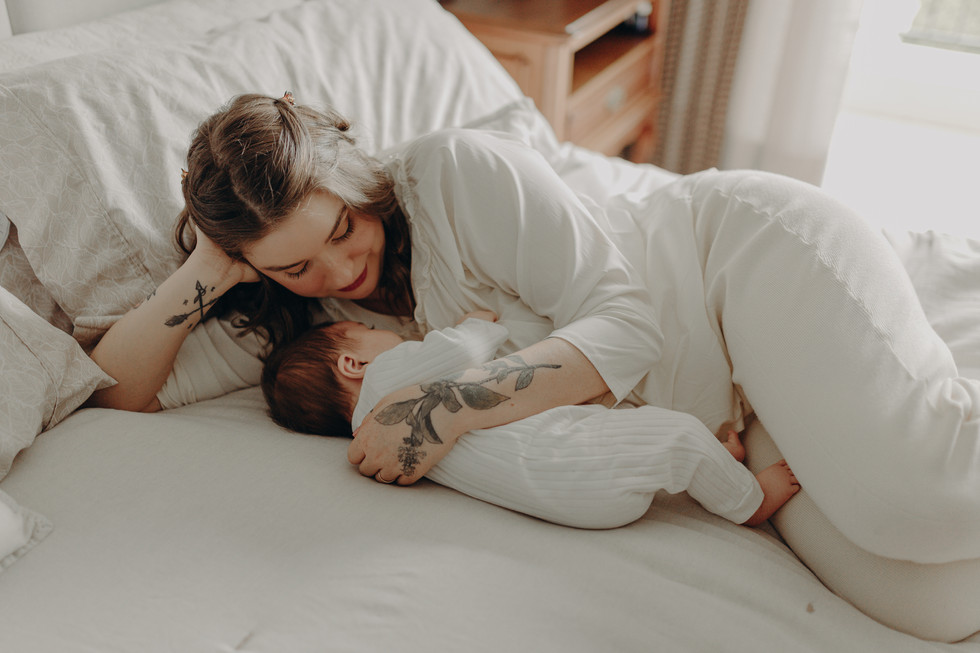 fotografia de bebê com 3 meses no colo da mãe