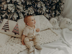 “Cenário clássico Vila Nevada com decoração clean — ensaio de Natal 2025 em estúdio Adri Cancelier Fotografia, Curitiba.”