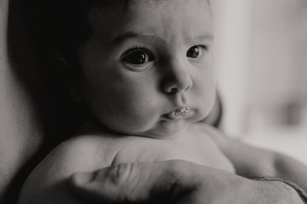 fotografia de bebê com 3 meses no colo da mãe