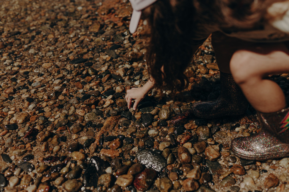 Ensaio infantil na praia da Figueira em Santa Catarina, criança brincando na areia em um dia de sol