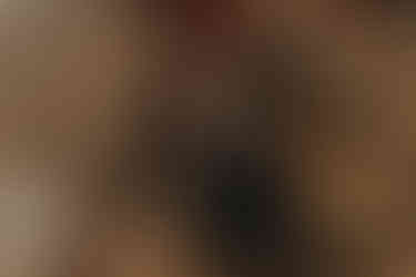 Ensaio infantil na praia da Figueira em Santa Catarina, criança brincando na areia em um dia de sol