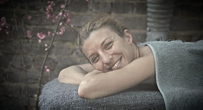 Naturopathe & massage-bien-être à Suresnes 92 - Massage dos, jambes, visage, corps complet, anti-cellulite, réflexologie, ventouses, mokas - Aux huiles végétales et aux huiles essentielles bio
