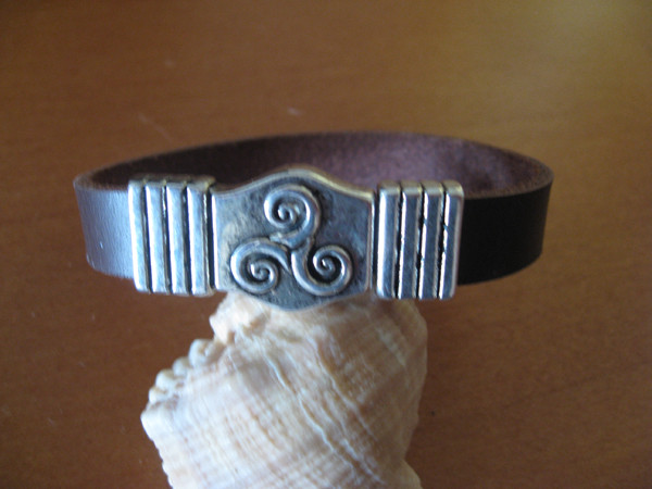 Pulseras cueros cierre trisquel