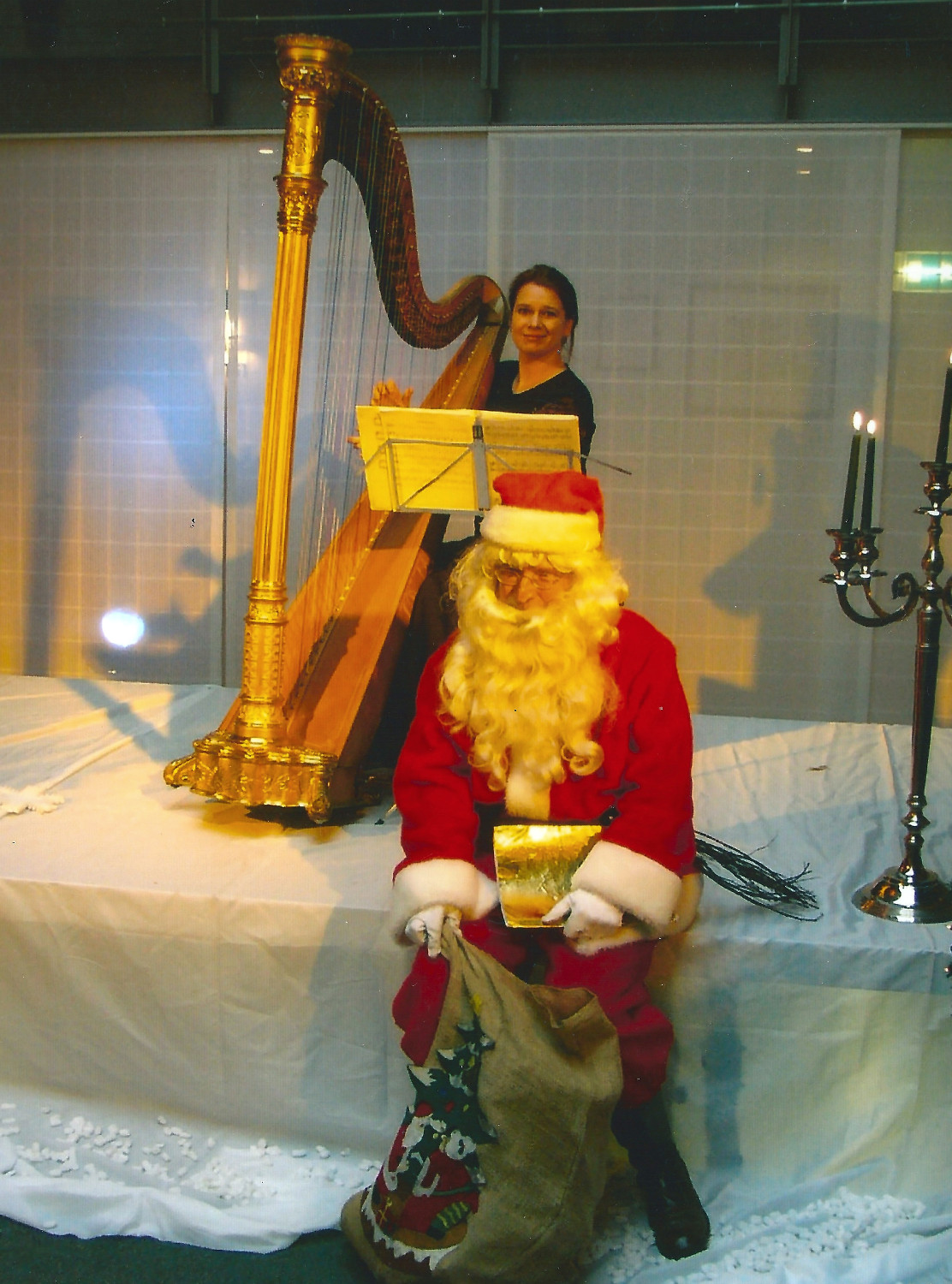 Feier mit Harfe und Weihnachtsmann