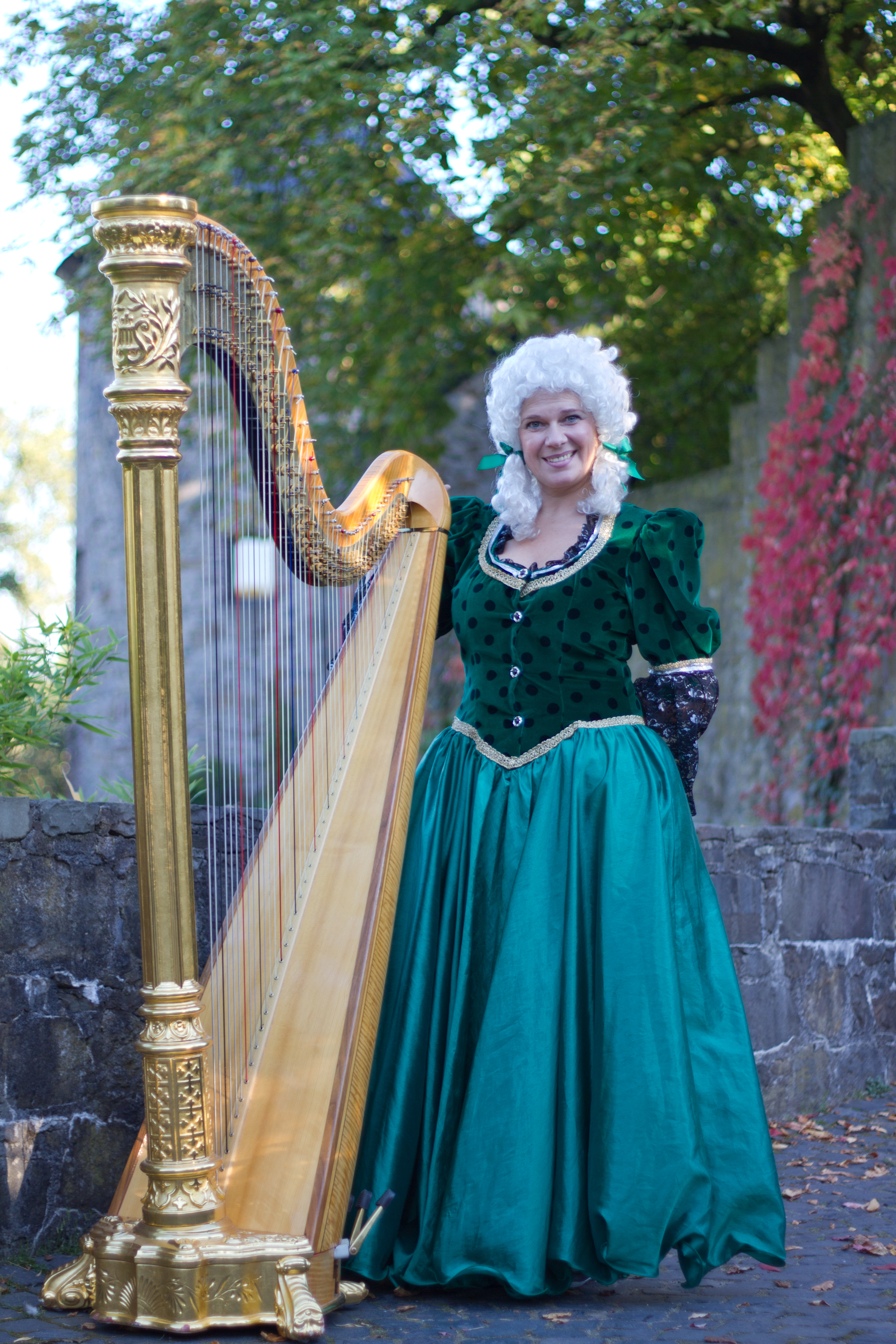 Barockdame mit Barockharfe
