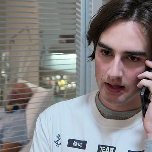 Andrew becomes suspicious of Max as he begins his own investigation in Neighbours