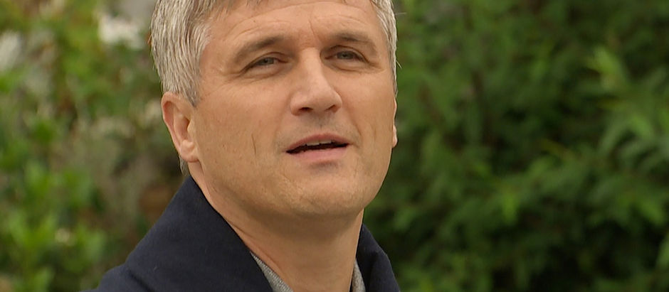 Caleb digs for info about Craig's death in Emmerdale