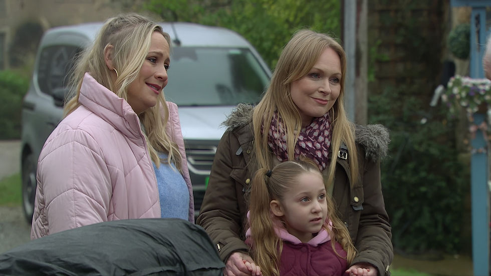 Tracy prepares to leave the village in Emmerdale