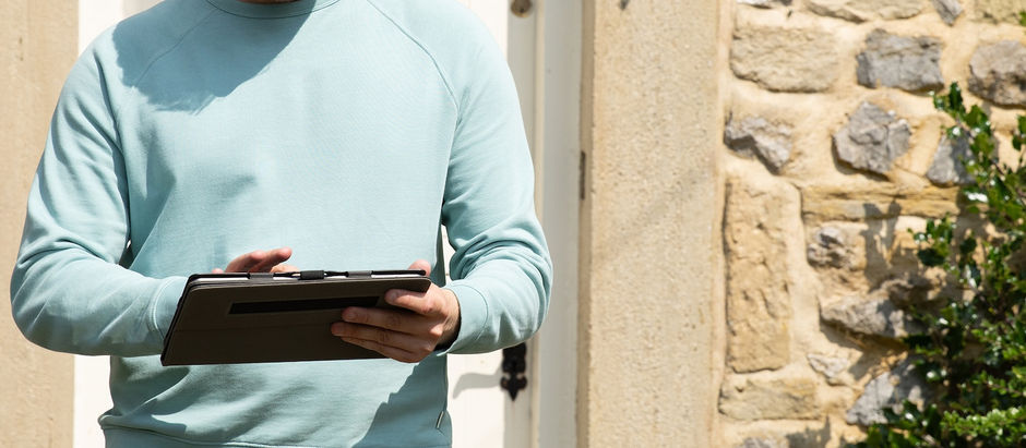 Tom destroys the evidence against him as he smashes up his tablet in Emmerdale