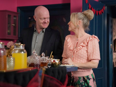 Linda leans in for a kiss as Max hides the truth about Ollie’s bully in EastEnders