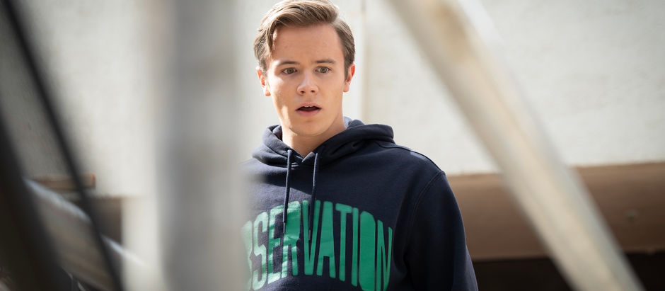 Andrew is rushed to hospital after JJ decides to help Felix with his robbery in Neighbours