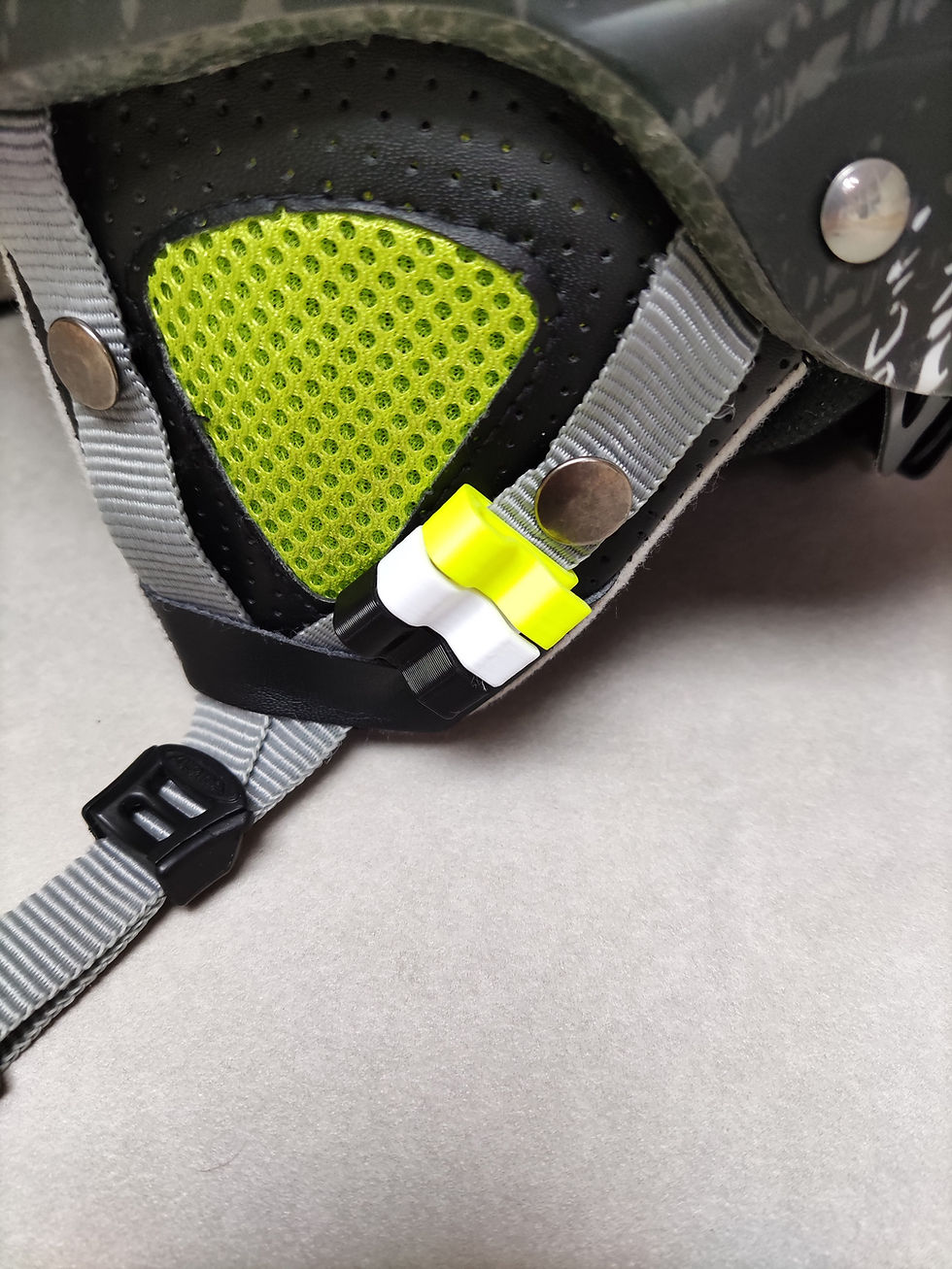 Miniaturbild: Maskenhalter "Easyfix" für Skihelm/Snowboardhelm 2 Stück Wintersport Ski FFP
