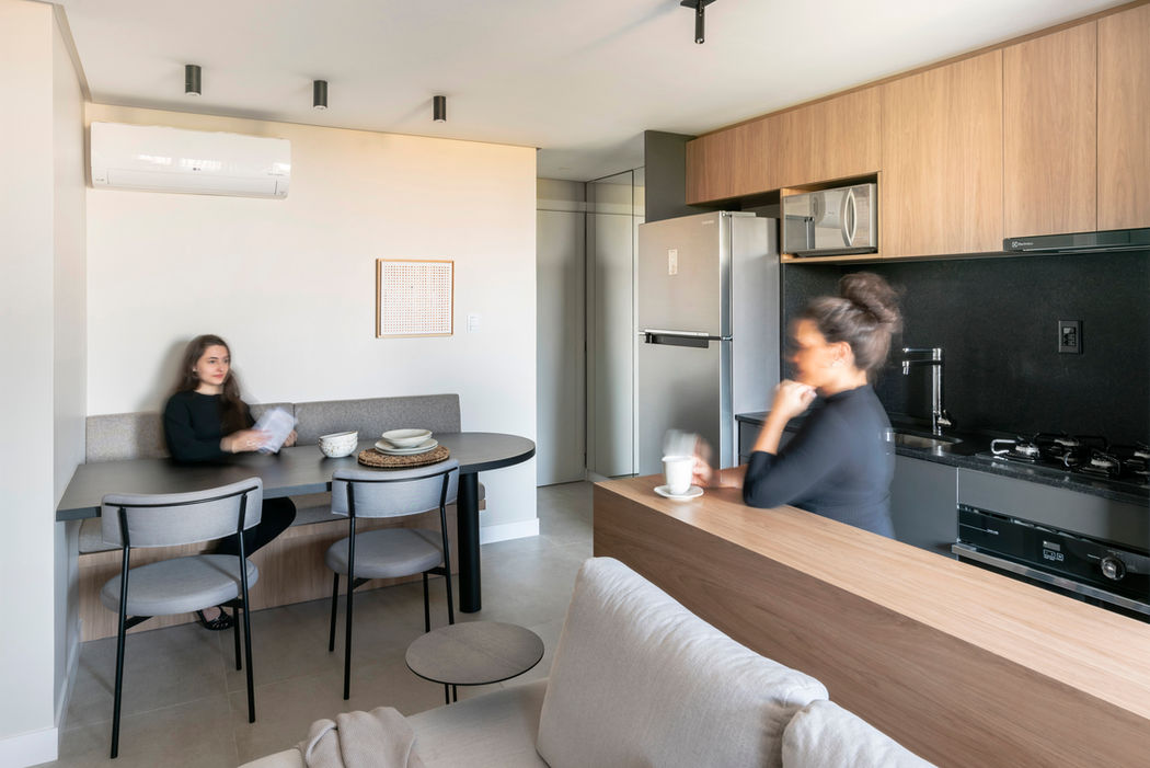 Cozinha em madeira e preto com estar e jantar integrados