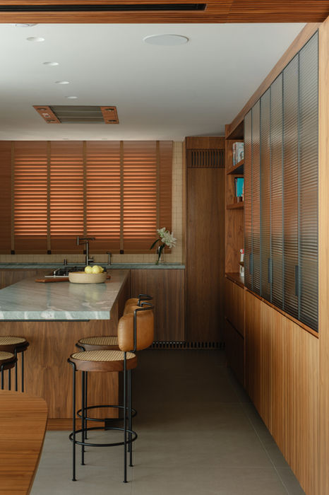 cozinha com ilha em mármore verde, banquetas gustavo bittencourt