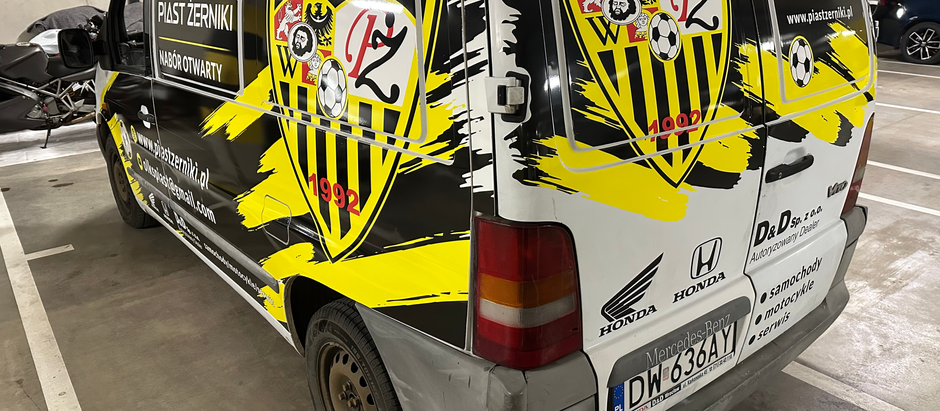 Oklejanie samochodu dla Akademii Piast Żerniki - realizacja Modus Studio