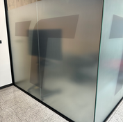 Folia piaskowa spersonalizowana zamontowana przez Studio Modus (tył)