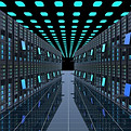 Infraestrutura de datacenter com servidores e cabeamento estruturado para gestão de TI.