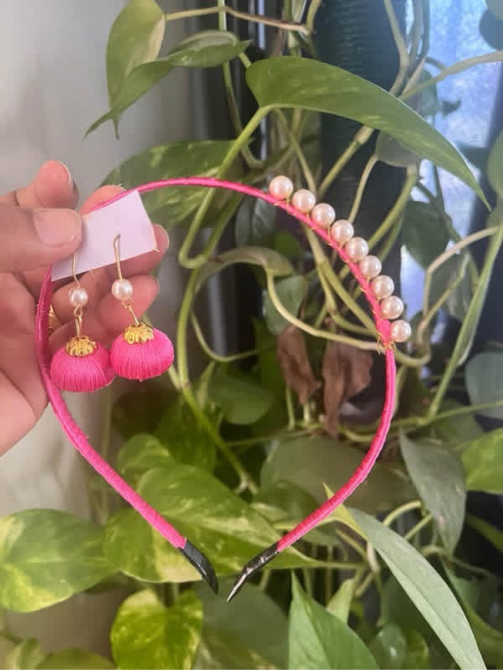 Ensemble serre-tête et boucles d'oreilles jhumka roses