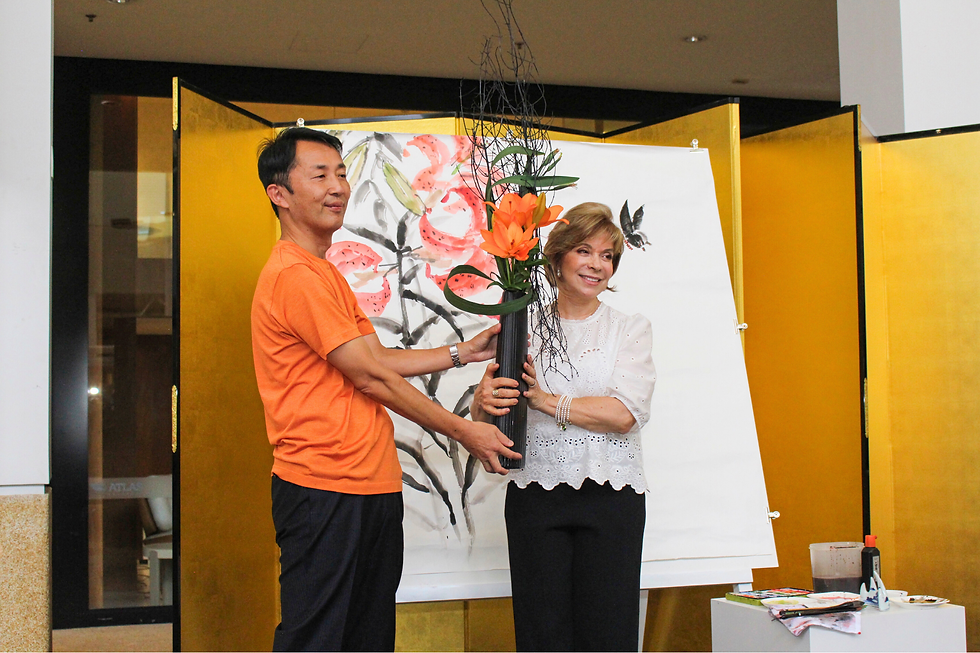 Embaixador Hayashi participa de demonstração na exposição da Ikebana Sogetsu