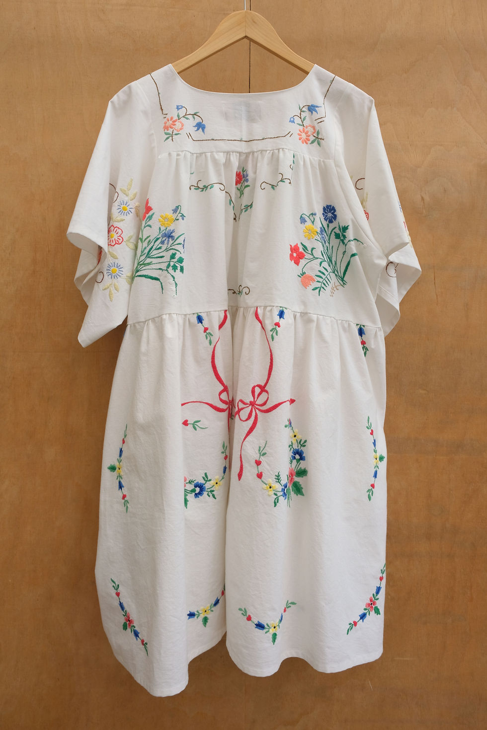 Miniatyrbild: Bomullsklänning med blombroderi