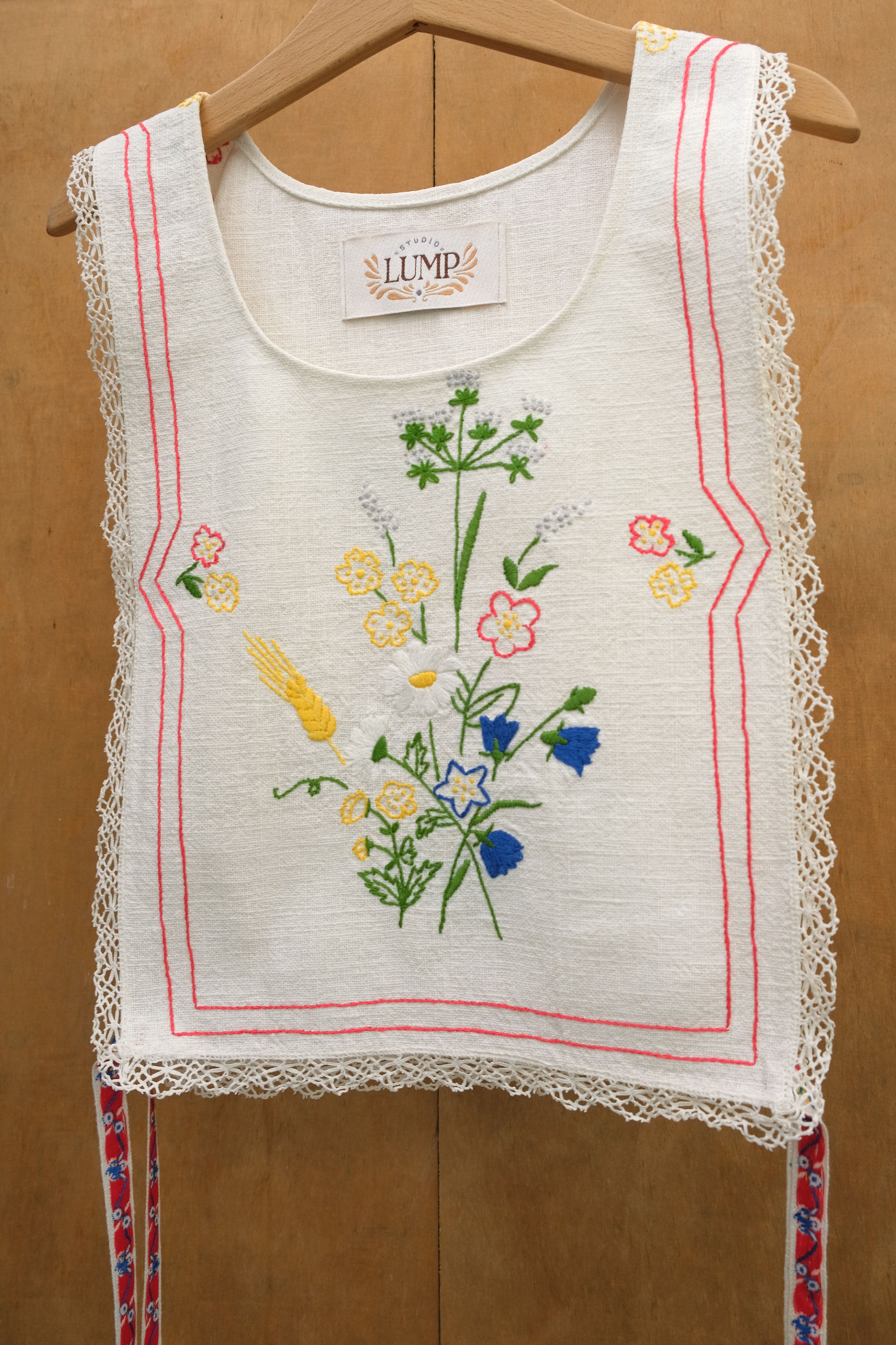 Collar with summerflower embroidery