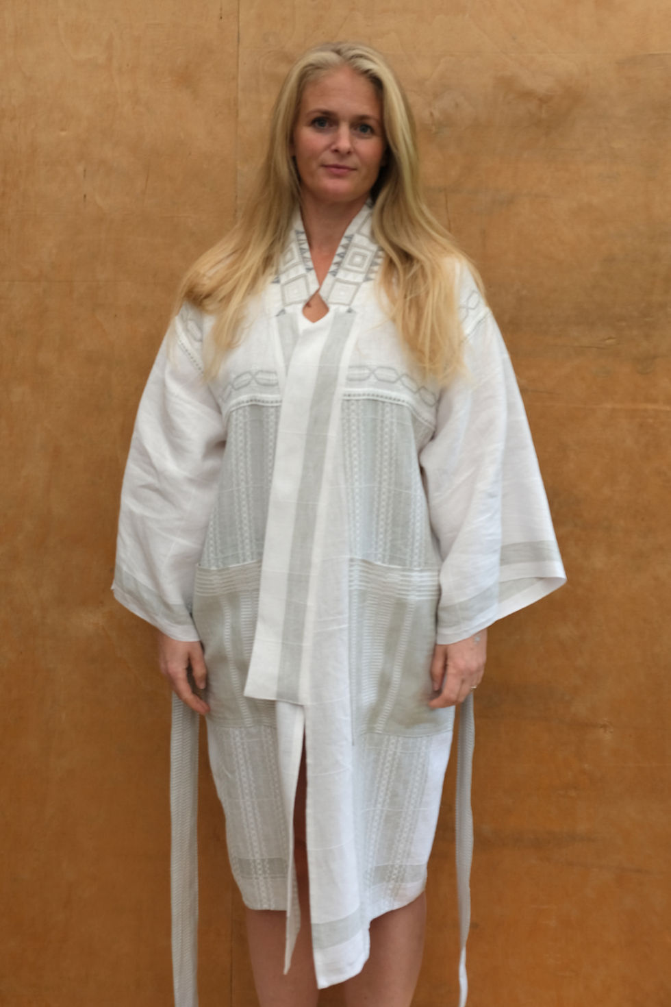 Thumbnail: Grey and white kimono