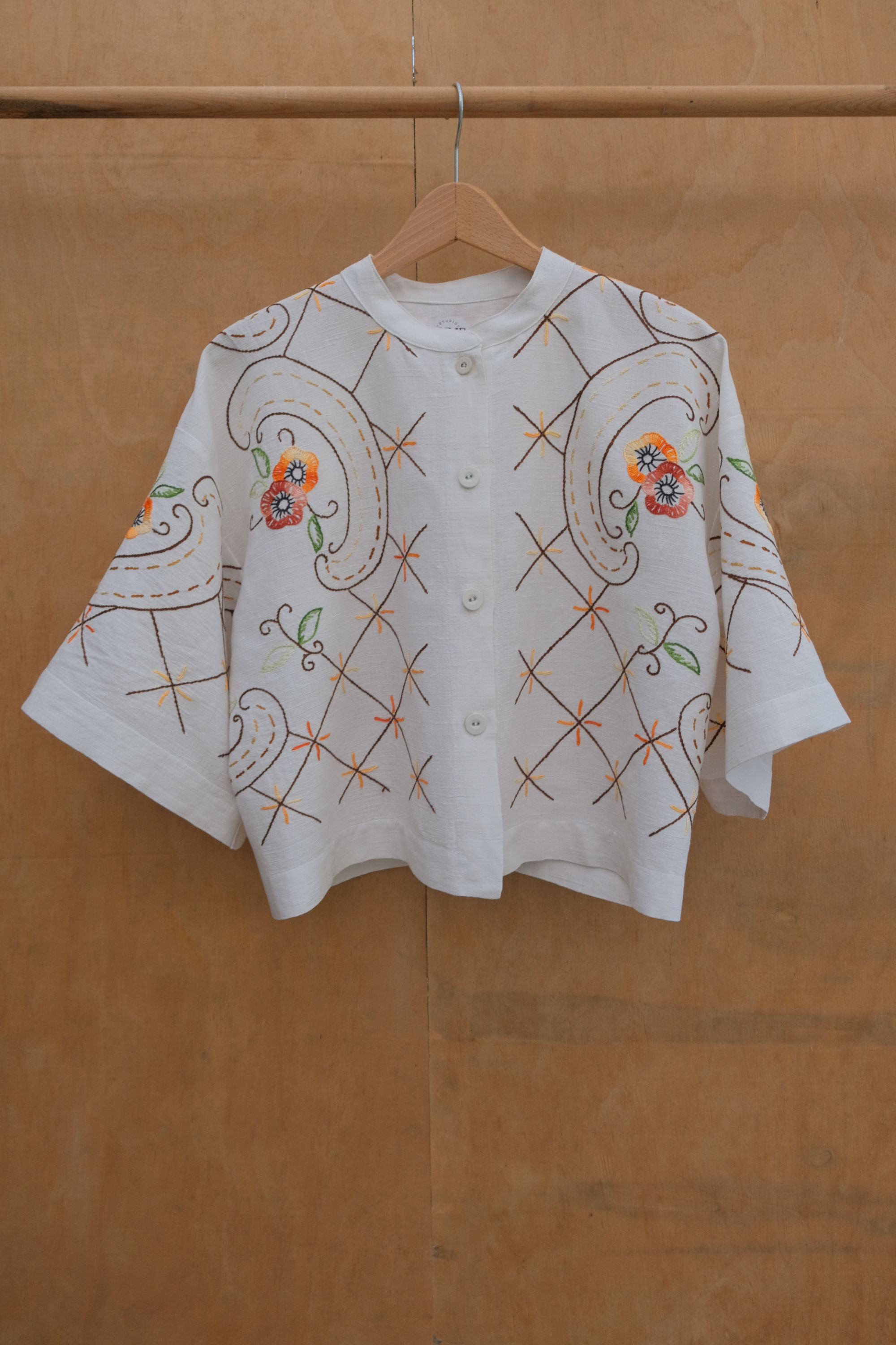 Short shirt with floral embroidery