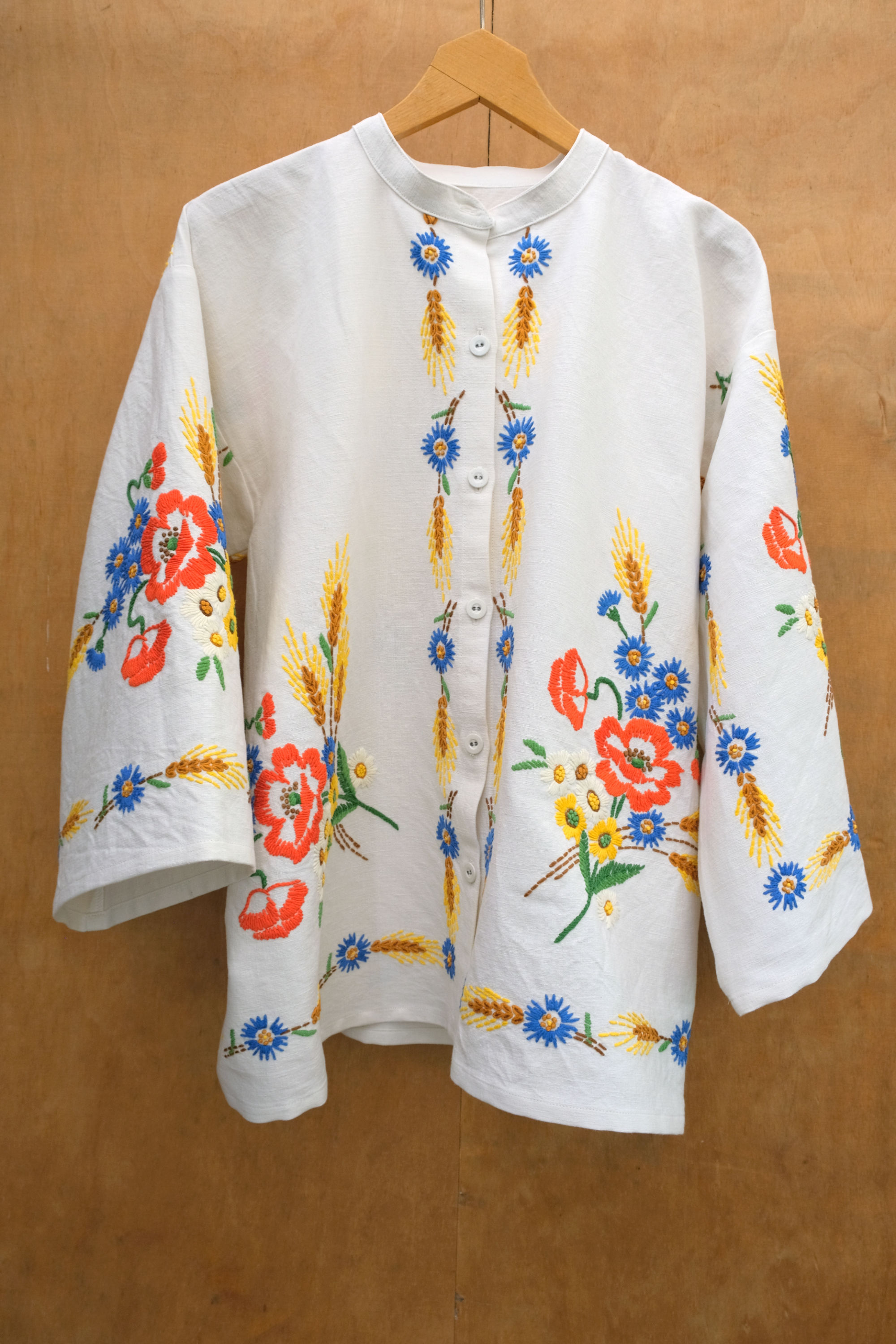 Linen shirt with beautiful summerflower embroidery