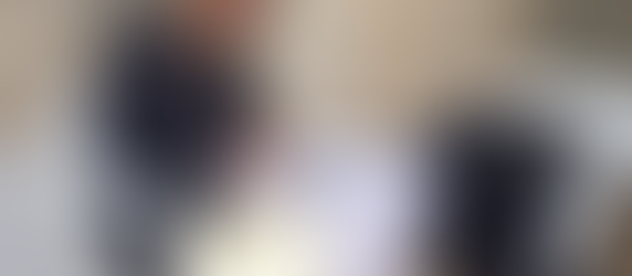 האבא התאילנדי שר שיר ערש לילדה בת השנתיים שלא ראתה אותו שנה, והיא פרשה אליו ידיים