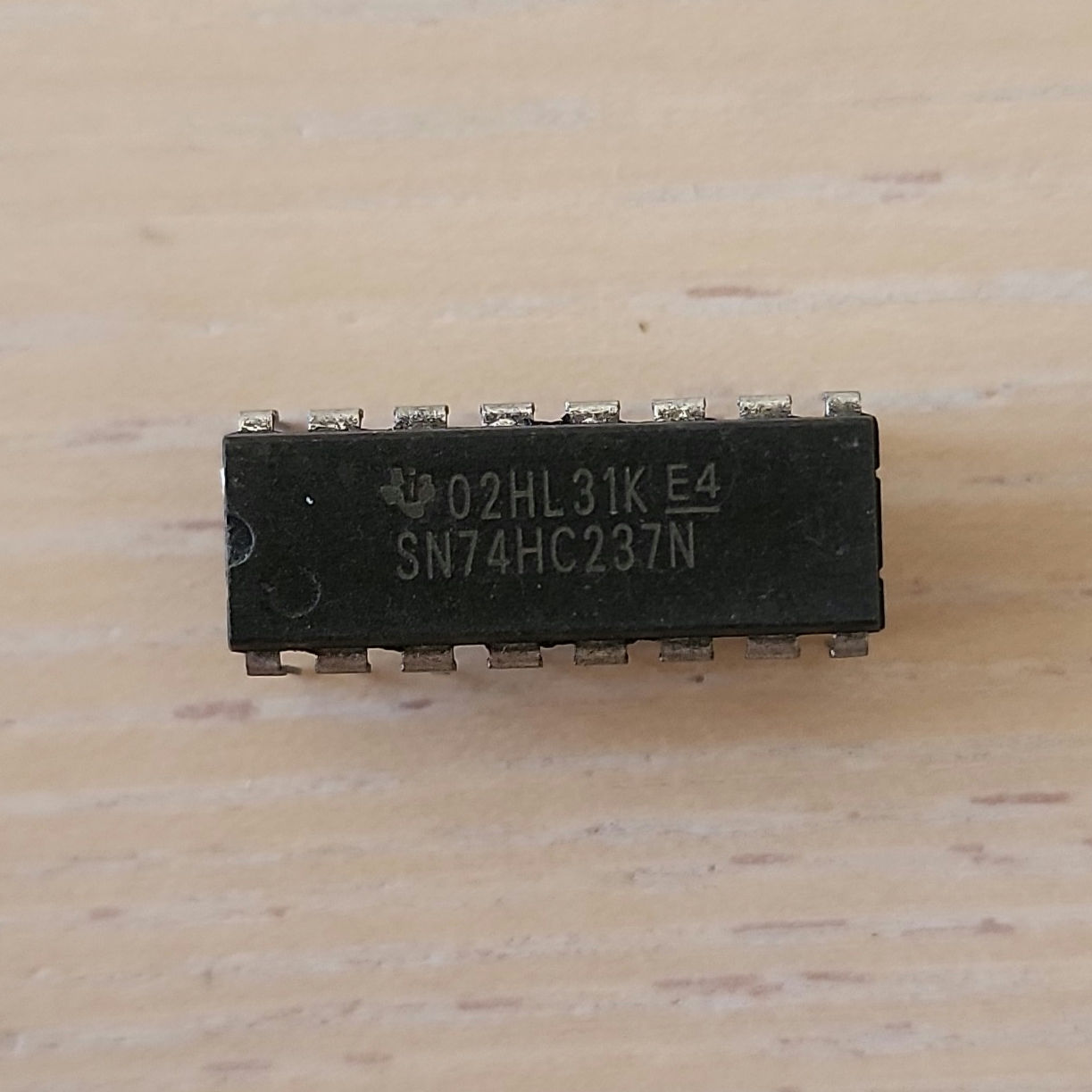 SN74HC237N 3-Line to 8-Line Decoders/Multiplexers with Address Latches