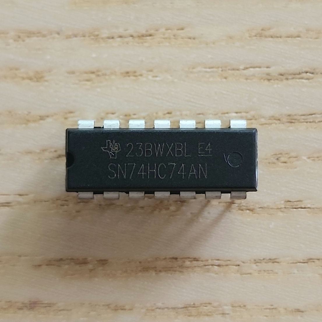 SN74HC74AN Dual D-Type Positive-Edge-Triggered Flip-Flop