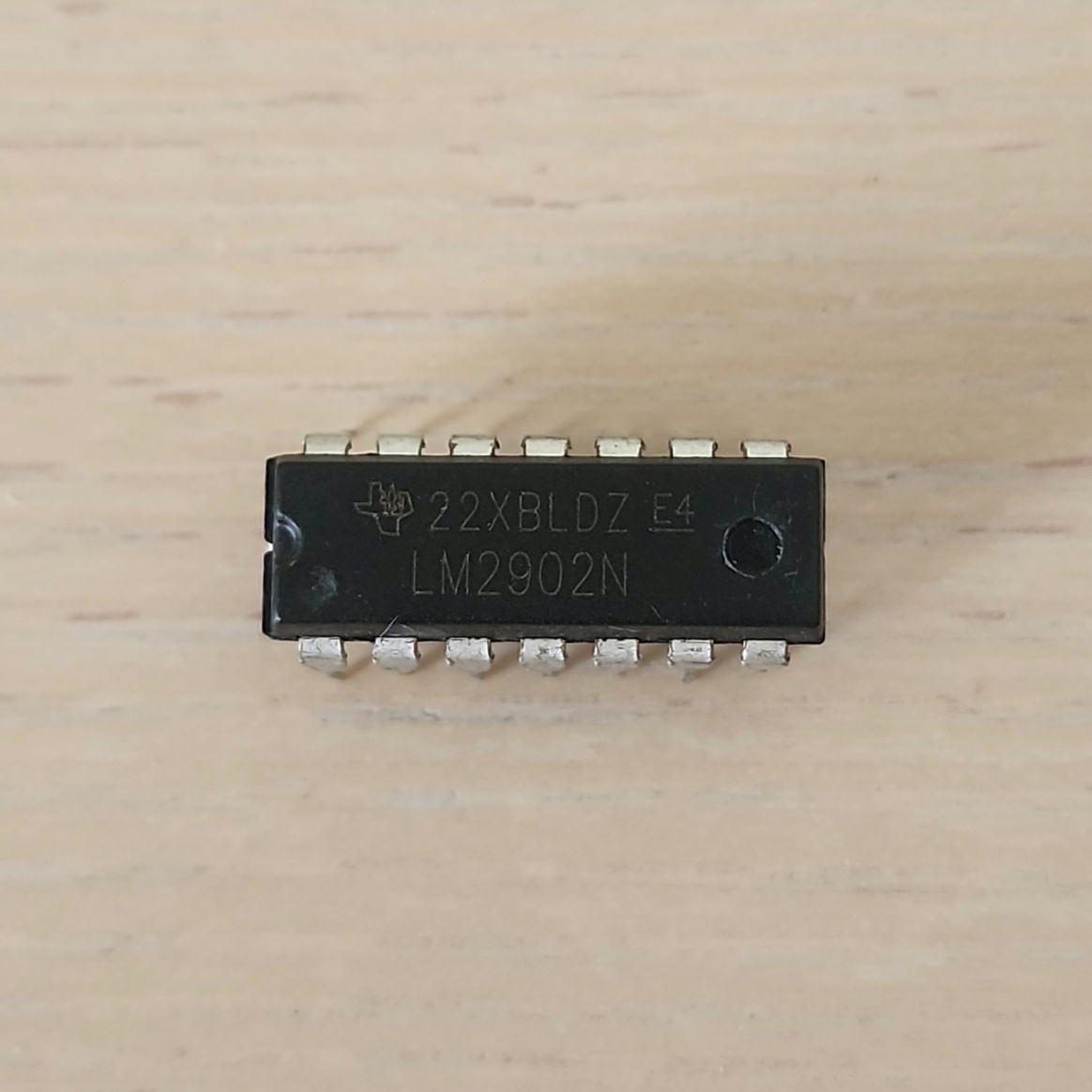 LM2902N Quad Operational Amplifier