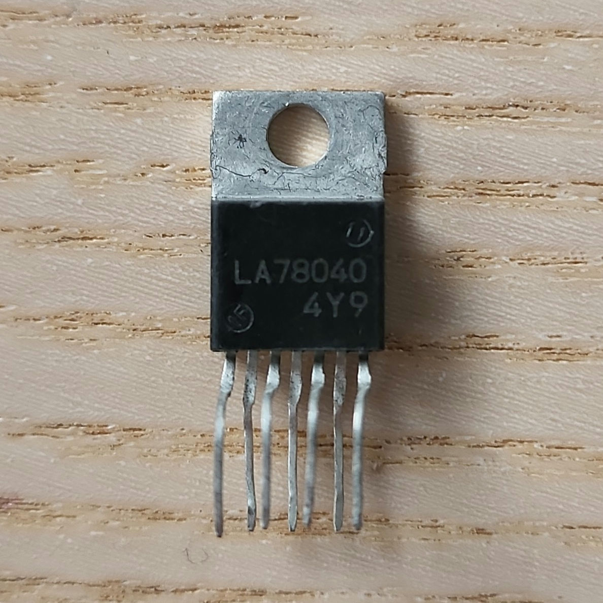 LA78040 TV/CRT Display Vertical Output Bus Control Support