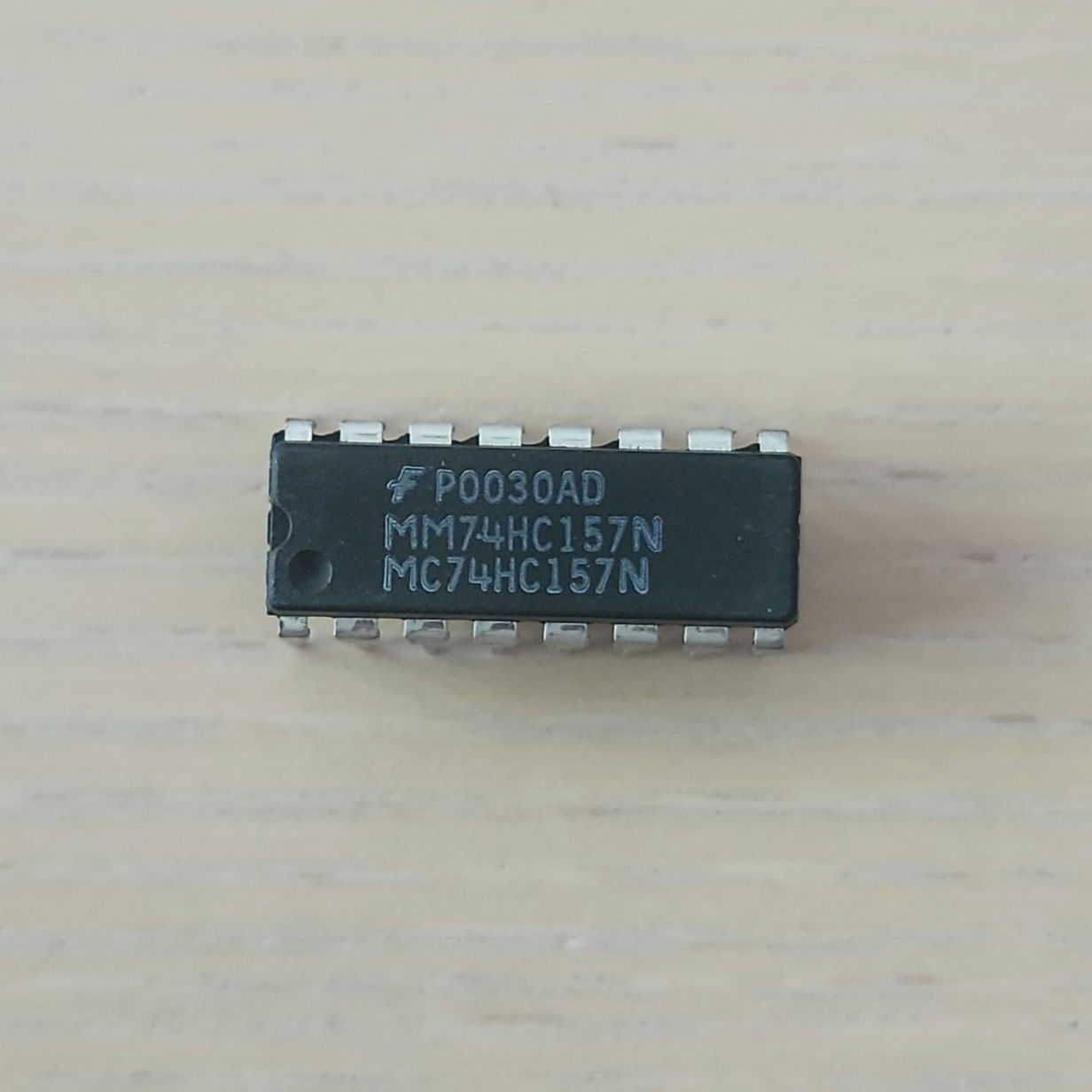 MM74HC157N MC74HC157N Quad 2-Input Data Selector/Multiplexer