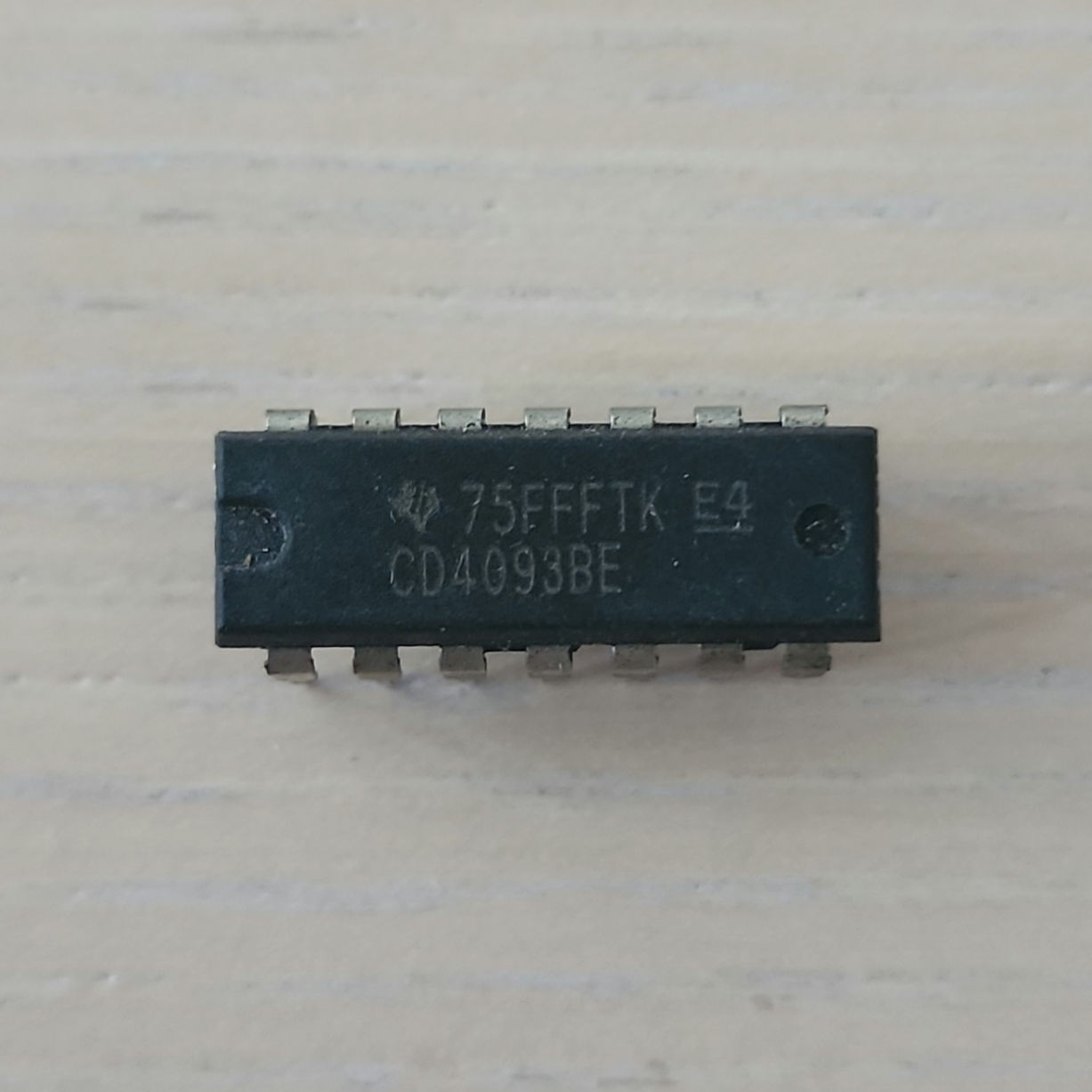 5pcs CD4093BE CMOS Quad 2-Input NAND Schmitt Triggers