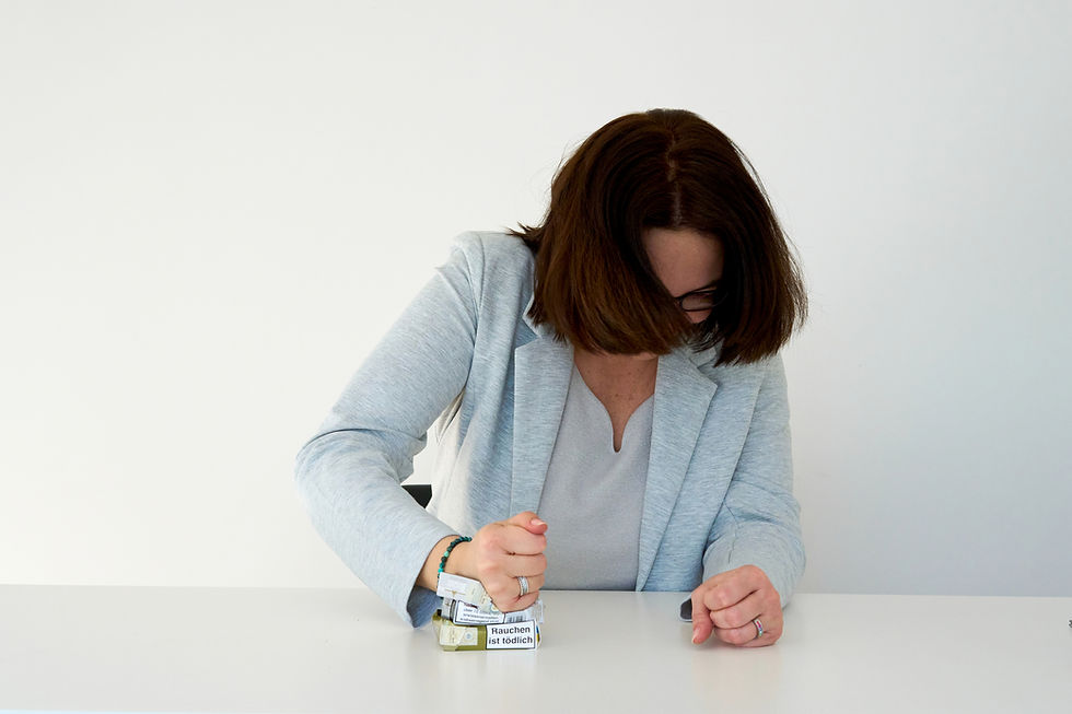 Stefanie Pieles zertrümmert Zigarettenschachteln