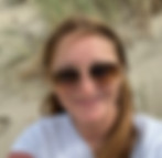 Porträt einer Kundin, die zufrieden in die Kamera lächelt – Verfasserin einer positiven Yoga-Rezension.