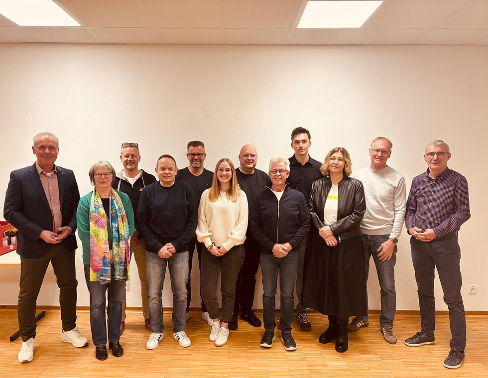 Der neu gewählte Vorstand (von links): Steffen Droß (1. Vorsitzender), Tine Heuser (Abteilungsleiterin Gymnastik), Christian Karsten (Abteilungsleiter Alte Herren), Maik Sedlmair (Jugendleiter Fußball), Andreas Schwontkowski (2. Vorsitzender), Hannah Siegmund (Jugendleiterin Gymnastik), Ulrich Haubach (Abteilungsleiter Tennis), Udo Becker (Schriftführer), Moritz Theilig (Abteilungsleiter Fußball), Susi Hahn (2. Kassiererin), Christian Bucher (Beisitzer Infrastruktur), Andreas Rumpf (1. Kassierer). Es fehlen: Carolin Koch (Beisitzerin Sportheim), Hansi Ferber (Beisitzer  Geschäftsführender Vorstand), Marie Koch (Presse- und Medienbeauftragte)