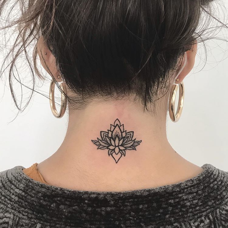 Tatuagem Feminina no Pescoço