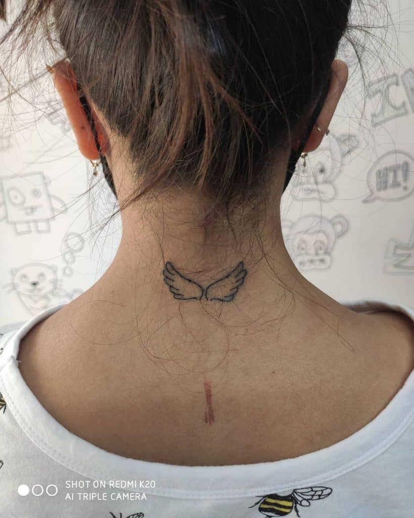 tatuagem feminina no pescoço