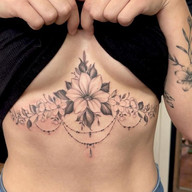 Tatuagem Feminina na Barriga